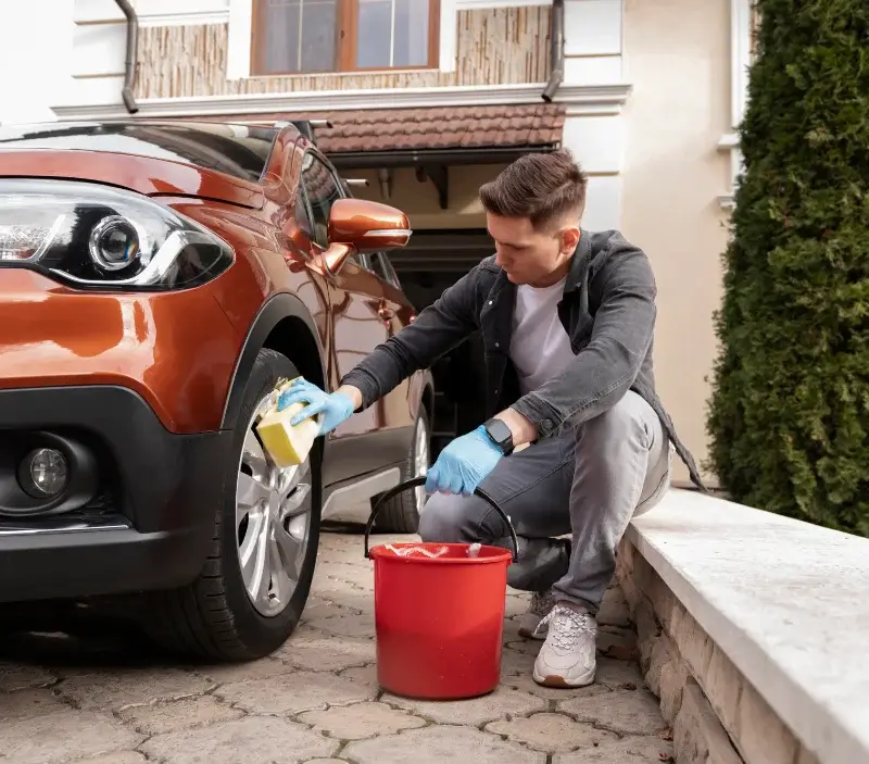 Lavage auto à domicile Nieul-le-Virouil : professionnel intervenant sur un véhicule